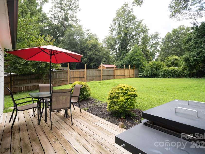 914 Crestmere Street, Charlotte, NC 28208.  MLS# CAR4316890, YatesRealty ID 11450. 