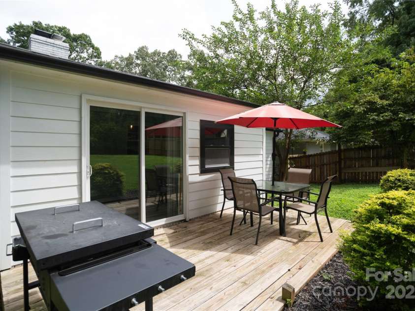 914 Crestmere Street, Charlotte, NC 28208.  MLS# CAR4316890, YatesRealty ID 11450. 