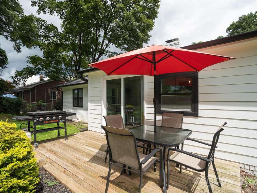 914 Crestmere Street, Charlotte, NC 28208.  MLS# CAR4316890, YatesRealty ID 11450. 