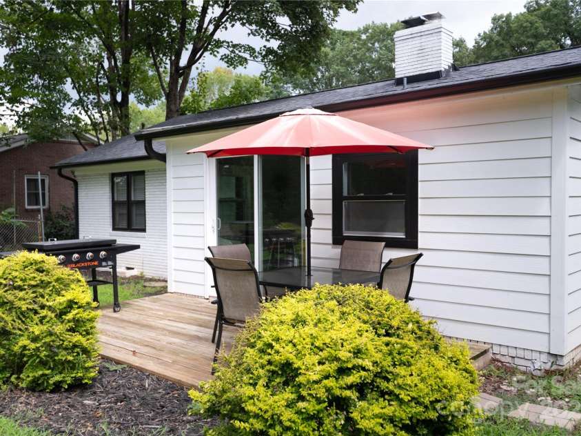 914 Crestmere Street, Charlotte, NC 28208.  MLS# CAR4316890, YatesRealty ID 11450. 