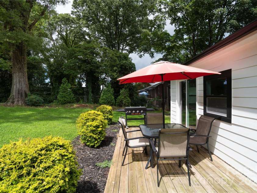 914 Crestmere Street, Charlotte, NC 28208.  MLS# CAR4316890, YatesRealty ID 11450. 