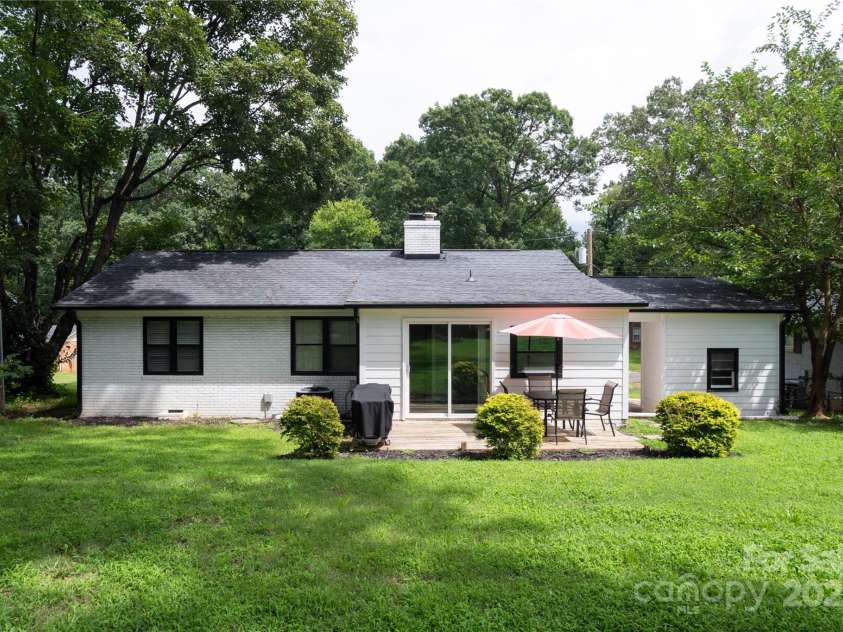 914 Crestmere Street, Charlotte, NC 28208.  MLS# CAR4316890, YatesRealty ID 11450. 