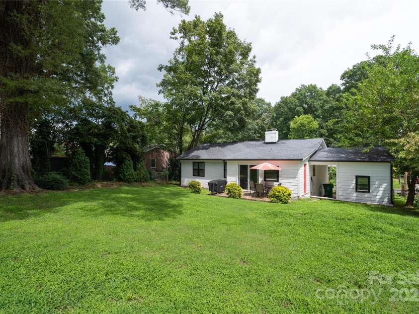 914 Crestmere Street, Charlotte, NC 28208.  MLS# CAR4316890, YatesRealty ID 11450. 