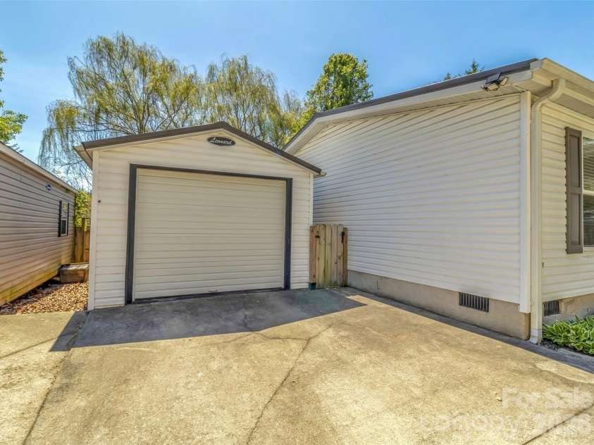 233 Fourth Street, Waynesville, NC 28786.  MLS# CAR4366835, YatesRealty ID 11452. 