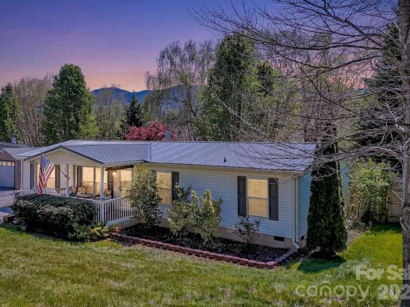 233 Fourth Street, Waynesville, NC 28786.  MLS# CAR4366835, YatesRealty ID 11452. 