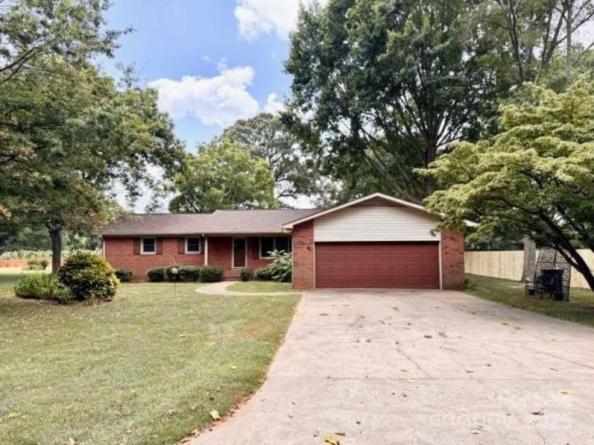 127 Edgeway Road, Mooresville, NC 28117.  MLS# CAR4248332, YatesRealty ID 11453. 