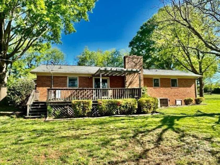 127 Edgeway Road, Mooresville, NC 28117.  MLS# CAR4248332, YatesRealty ID 11453. Large backyard