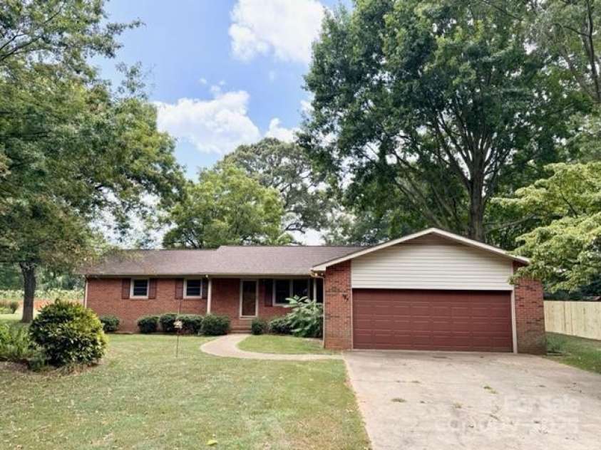 127 Edgeway Road, Mooresville, NC 28117.  MLS# CAR4248332, YatesRealty ID 11453. New roof and fence!