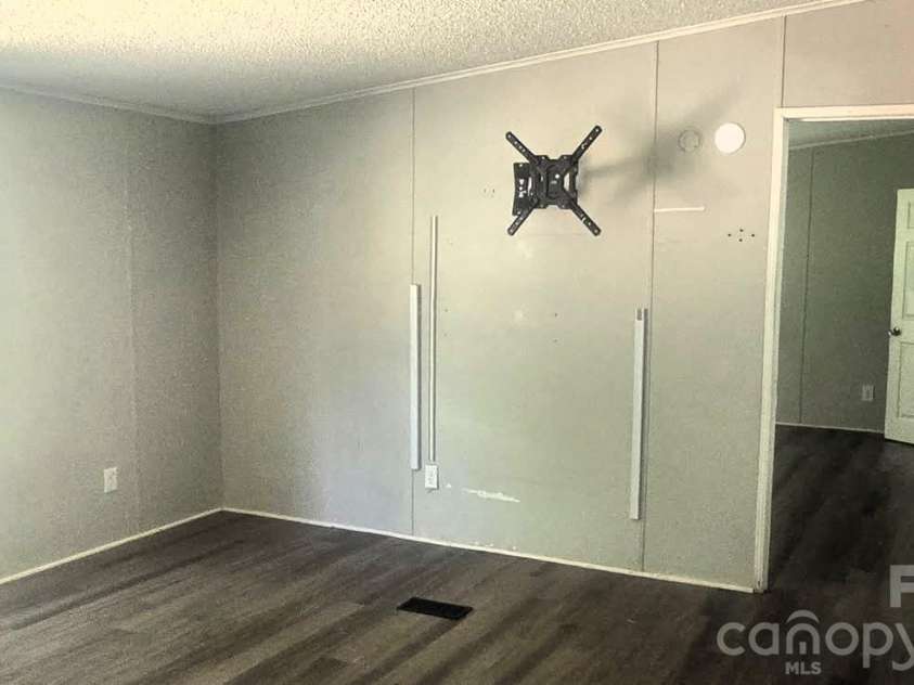 4412 Eagle Chase Drive, Charlotte, NC 28216.  MLS# CAR4362183, YatesRealty ID 11454. 