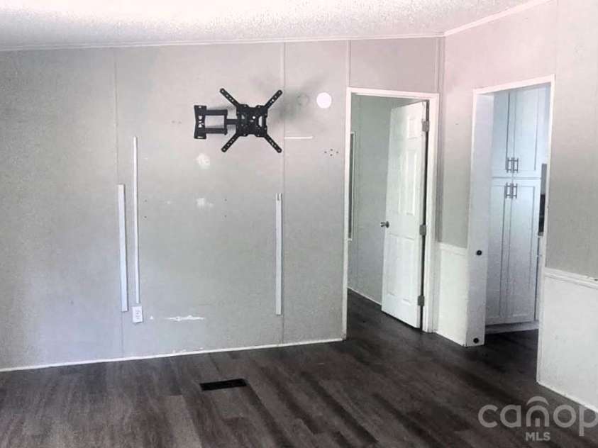 4412 Eagle Chase Drive, Charlotte, NC 28216.  MLS# CAR4362183, YatesRealty ID 11454. 