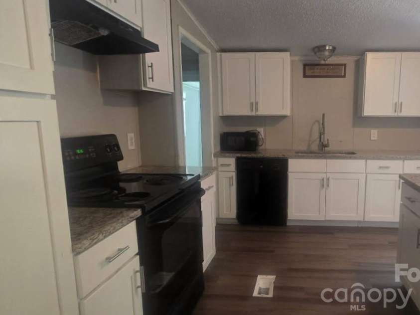 4412 Eagle Chase Drive, Charlotte, NC 28216.  MLS# CAR4362183, YatesRealty ID 11454. 