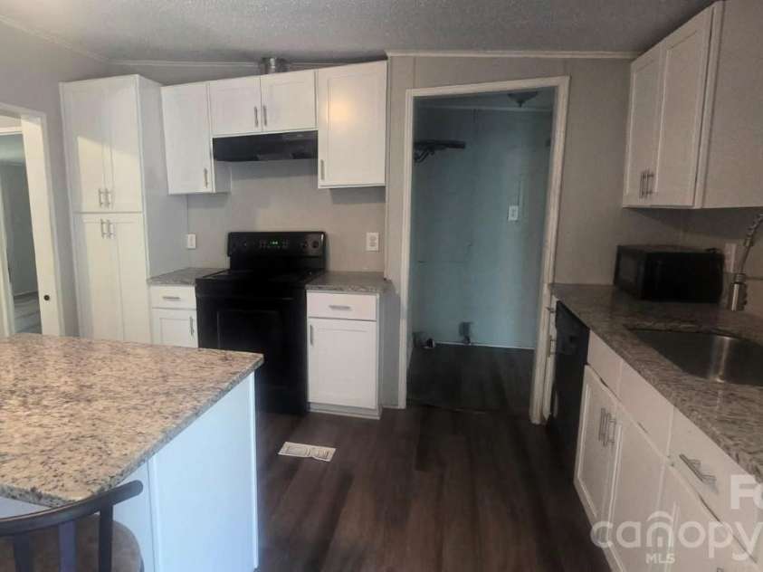 4412 Eagle Chase Drive, Charlotte, NC 28216.  MLS# CAR4362183, YatesRealty ID 11454. 