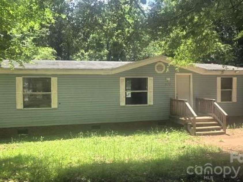 4412 Eagle Chase Drive, Charlotte, NC 28216.  MLS# CAR4362183, YatesRealty ID 11454. Front