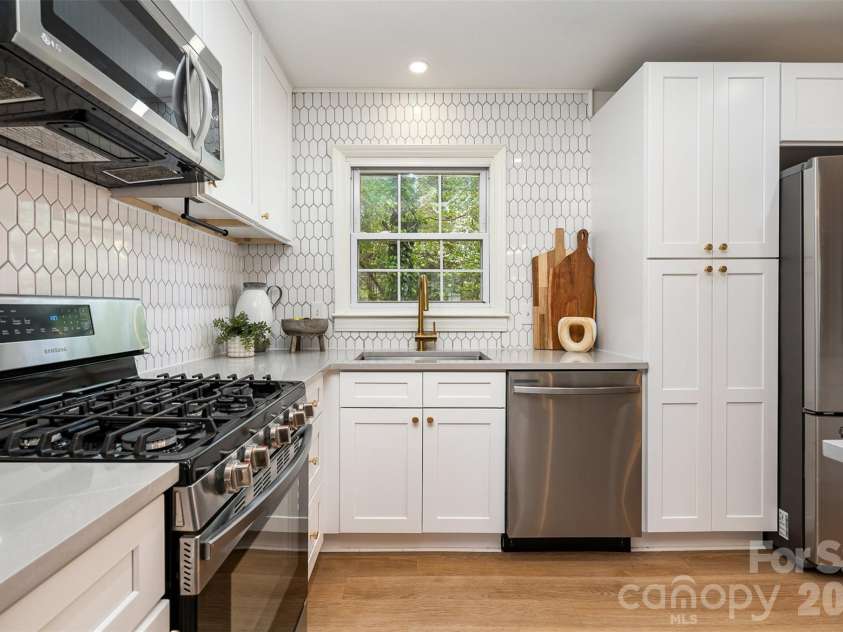 3524 Donovan Place, Charlotte, NC 28215.  MLS# CAR4333901, YatesRealty ID 11456. Kitchen with stainless steel appliances and quartz counters