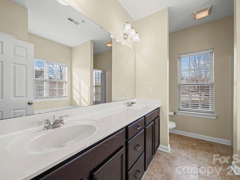 15420 Barossa Valley Street, Charlotte, NC 28277.  MLS# CAR4334194, YatesRealty ID 11459. Primary bath.