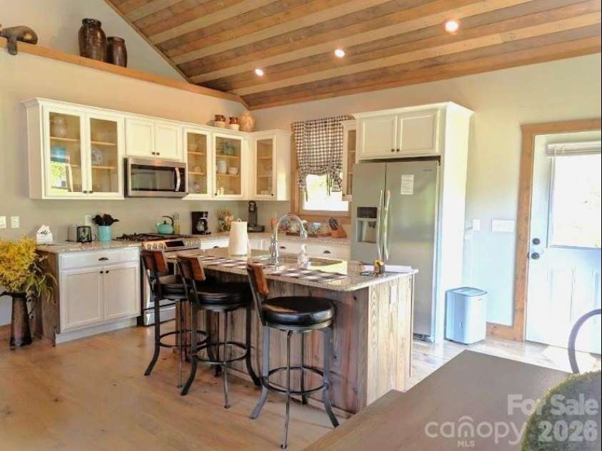 10 Rio Bravo Drive, Sylva, NC 28779.  MLS# CAR4296478, YatesRealty ID 1146. Lots of cabinets