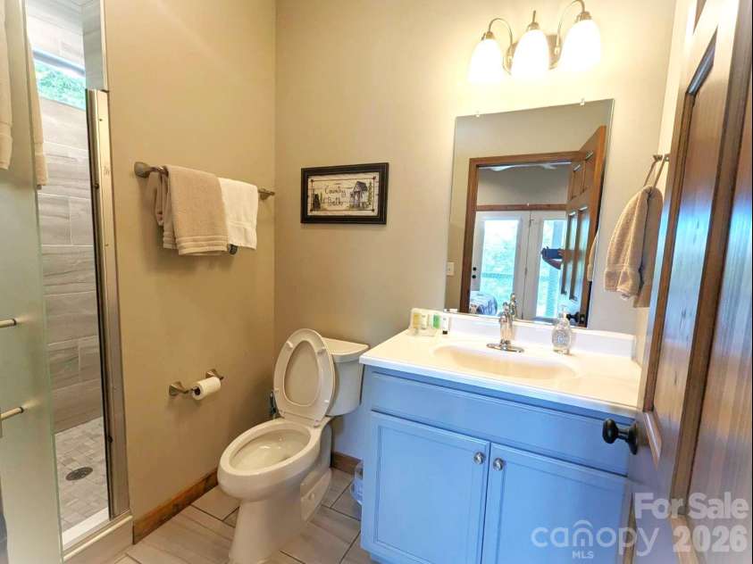 10 Rio Bravo Drive, Sylva, NC 28779.  MLS# CAR4296478, YatesRealty ID 1146. Primary bath
