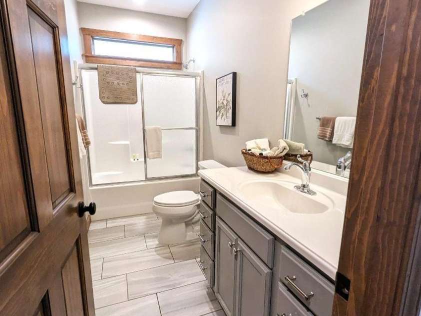 10 Rio Bravo Drive, Sylva, NC 28779.  MLS# CAR4296478, YatesRealty ID 1146. Second bathroom