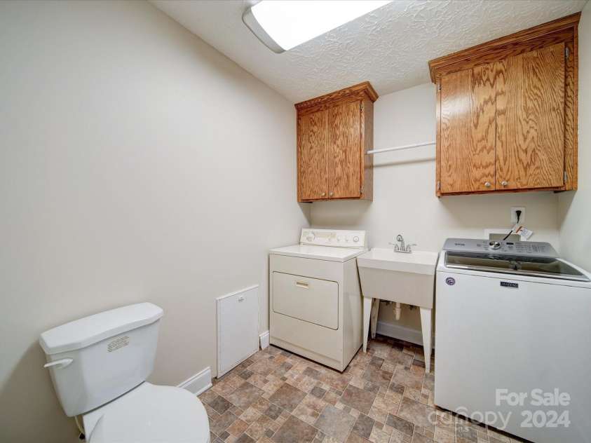 168 Marlow Woods Lane, Statesville, NC 28625.  MLS# CAR4156377, YatesRealty ID 1146. Half Bath & Laundry
