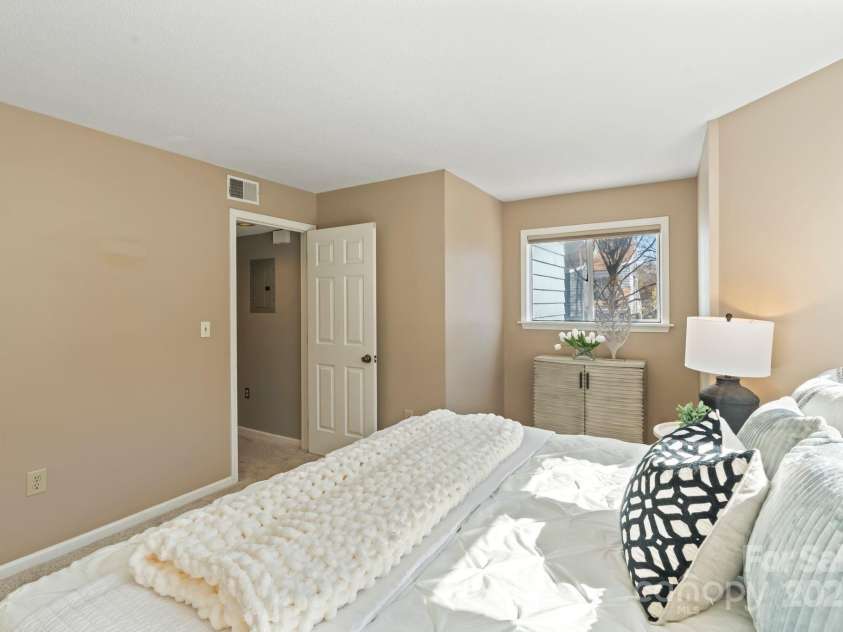 419 8th Street, Charlotte, NC 28202.  MLS# CAR4235854, YatesRealty ID 11460. 