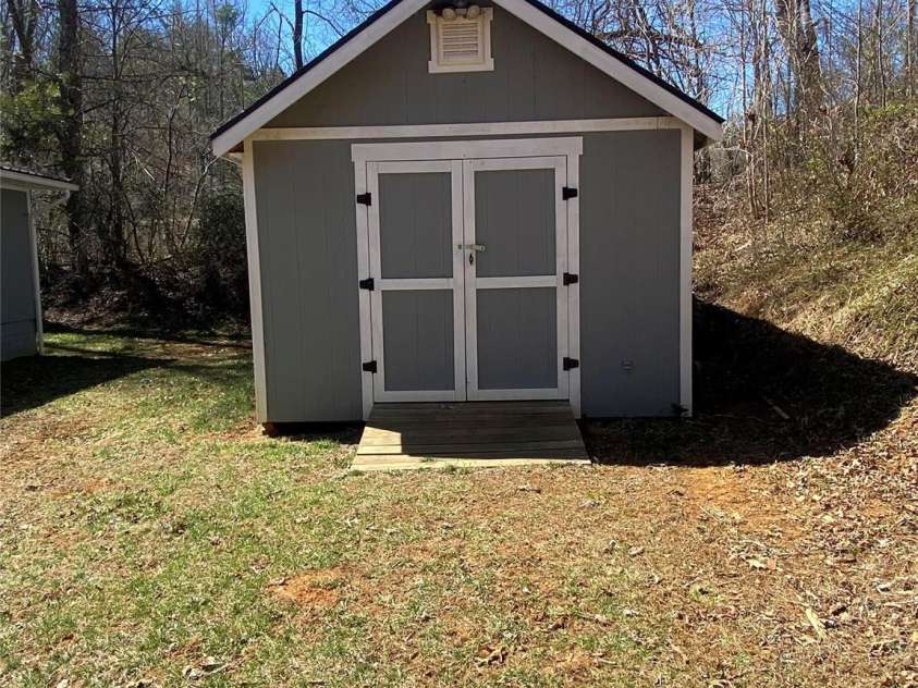 406 Sam J Byrd Road, Burnsville, NC 28714.  MLS# CAR4243767, YatesRealty ID 11462. 
