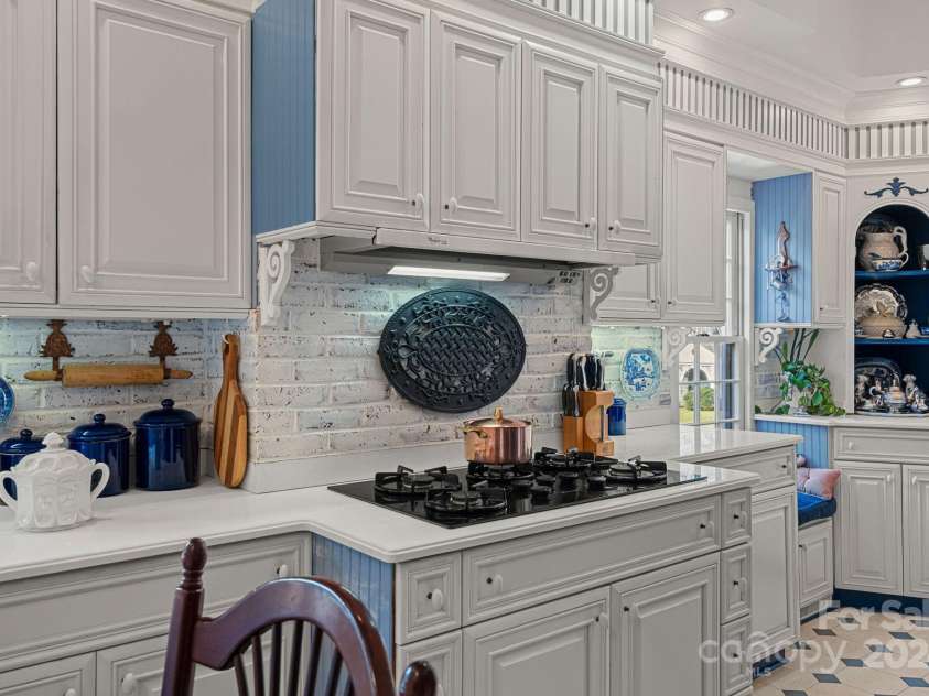 104 Leslie Loop, Mooresville, NC 28115.  MLS# CAR4195674, YatesRealty ID 11464. 5-burner Gas range and ample cabinetry