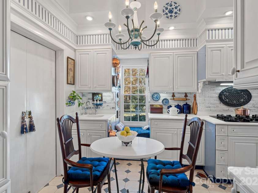 104 Leslie Loop, Mooresville, NC 28115.  MLS# CAR4195674, YatesRealty ID 11464. Breakfast nook for two! Great views of the backyard, perfect for birdwatching!