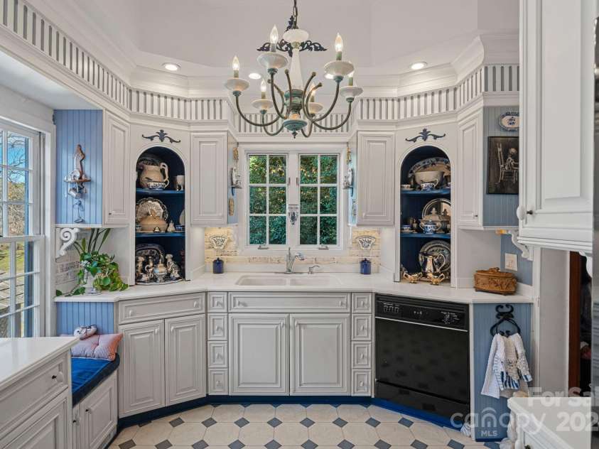 104 Leslie Loop, Mooresville, NC 28115.  MLS# CAR4195674, YatesRealty ID 11464. Modern Kitchen features blue-and-white decor with custom cabinetry & moldings. Niches and banquettes blend the old world with the new!