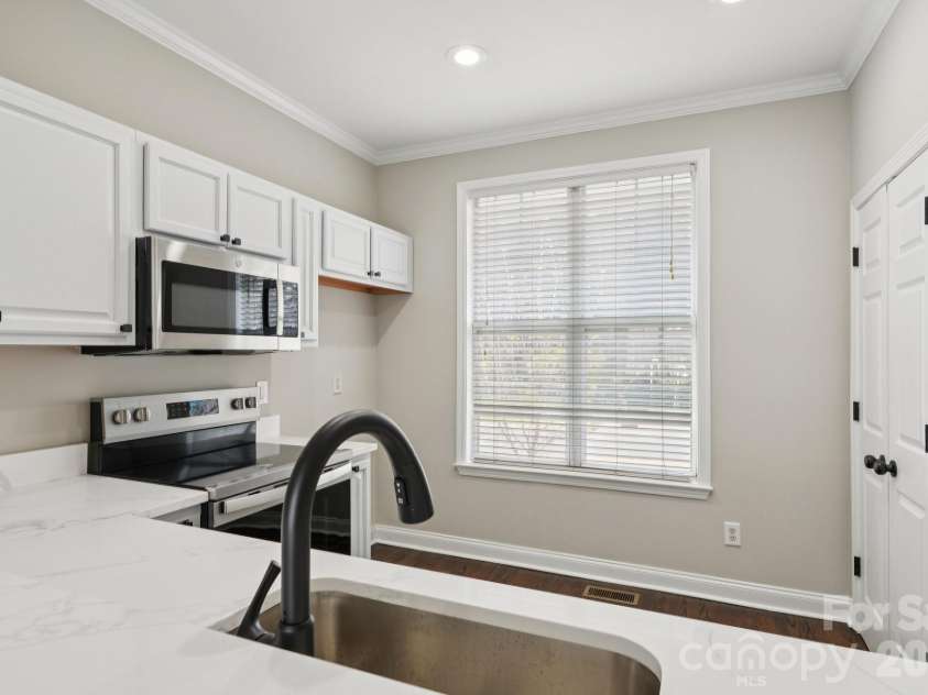827 4th Street, Charlotte, NC 28202.  MLS# CAR4403569, YatesRealty ID 11465. 