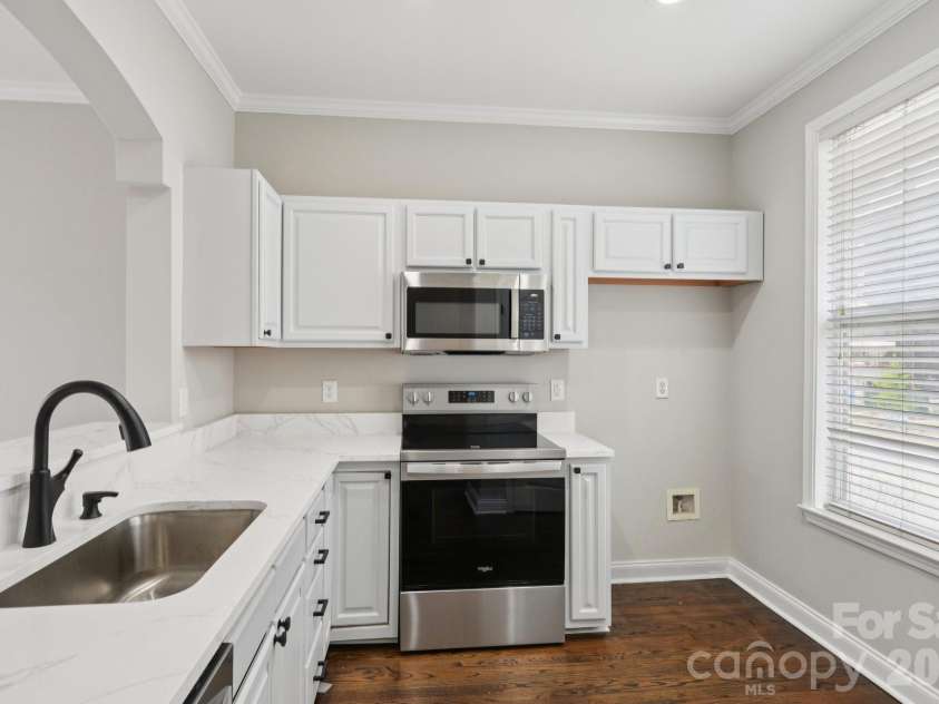827 4th Street, Charlotte, NC 28202.  MLS# CAR4403569, YatesRealty ID 11465. 