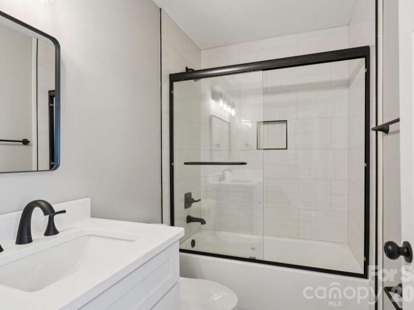 827 4th Street, Charlotte, NC 28202.  MLS# CAR4403569, YatesRealty ID 11465. 