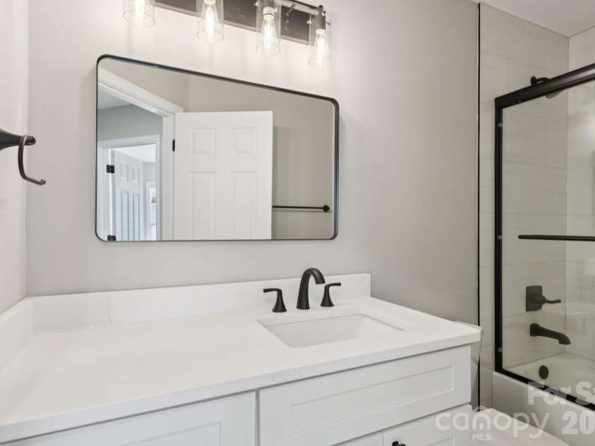 827 4th Street, Charlotte, NC 28202.  MLS# CAR4403569, YatesRealty ID 11465. 