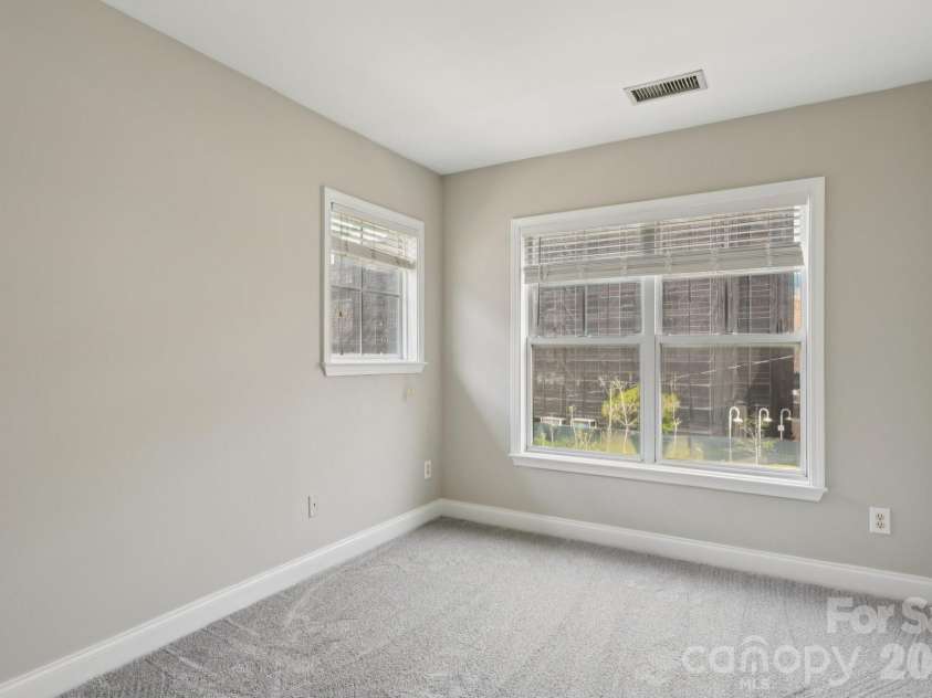 827 4th Street, Charlotte, NC 28202.  MLS# CAR4403569, YatesRealty ID 11465. 