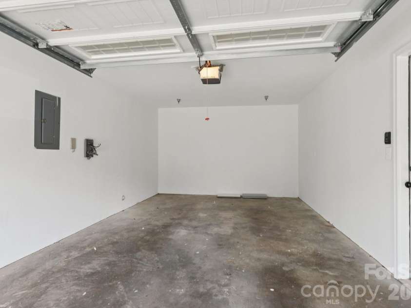827 4th Street, Charlotte, NC 28202.  MLS# CAR4403569, YatesRealty ID 11465. 