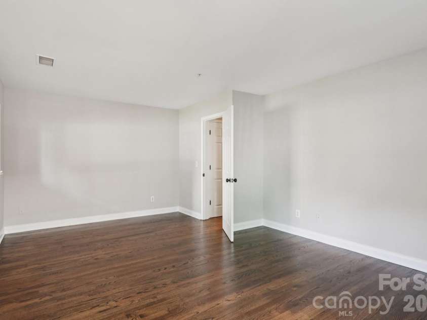 827 4th Street, Charlotte, NC 28202.  MLS# CAR4403569, YatesRealty ID 11465. 