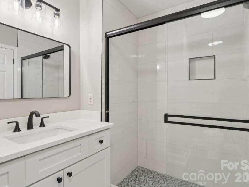 827 4th Street, Charlotte, NC 28202.  MLS# CAR4403569, YatesRealty ID 11465. 