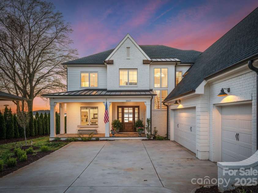 20637 Island Forest Drive, Cornelius, NC 28031.  MLS# CAR4235331, YatesRealty ID 11466. 