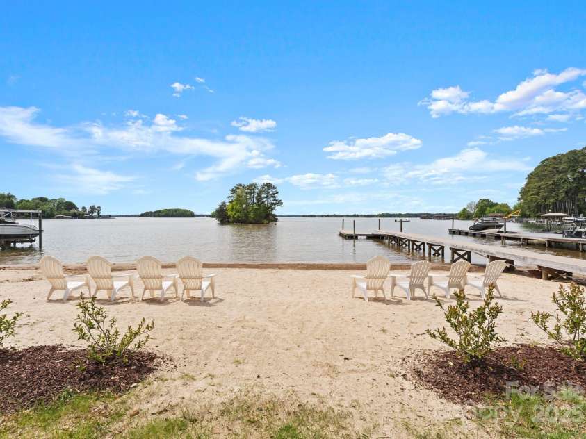 20637 Island Forest Drive, Cornelius, NC 28031.  MLS# CAR4235331, YatesRealty ID 11466. 