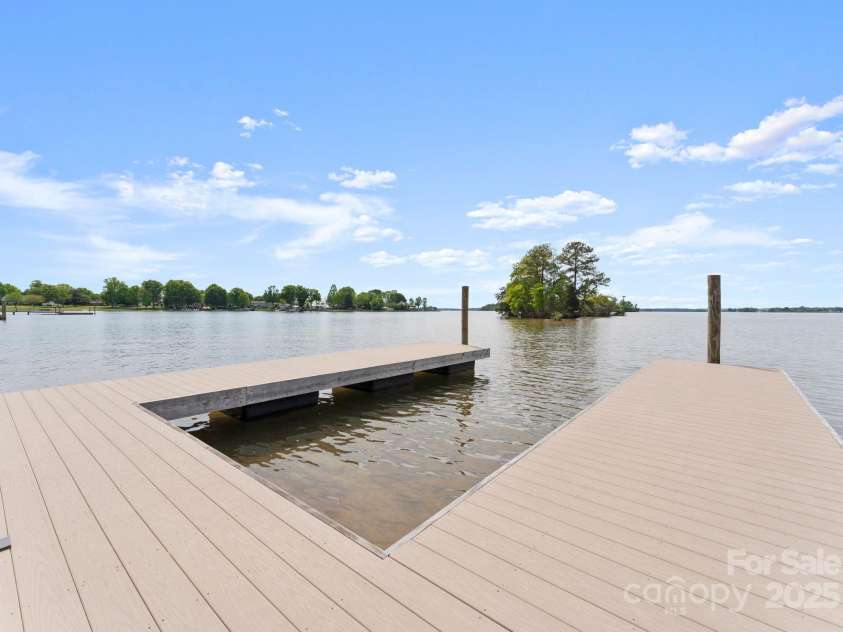 20637 Island Forest Drive, Cornelius, NC 28031.  MLS# CAR4235331, YatesRealty ID 11466. 