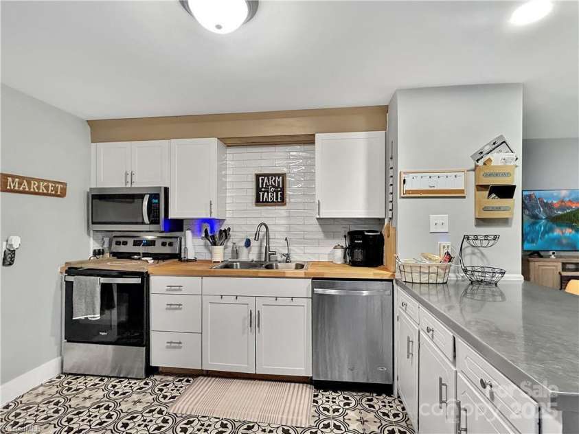 104 Fairmont Drive, North Wilkesboro, NC 28697.  MLS# CAR4248779, YatesRealty ID 11467. 