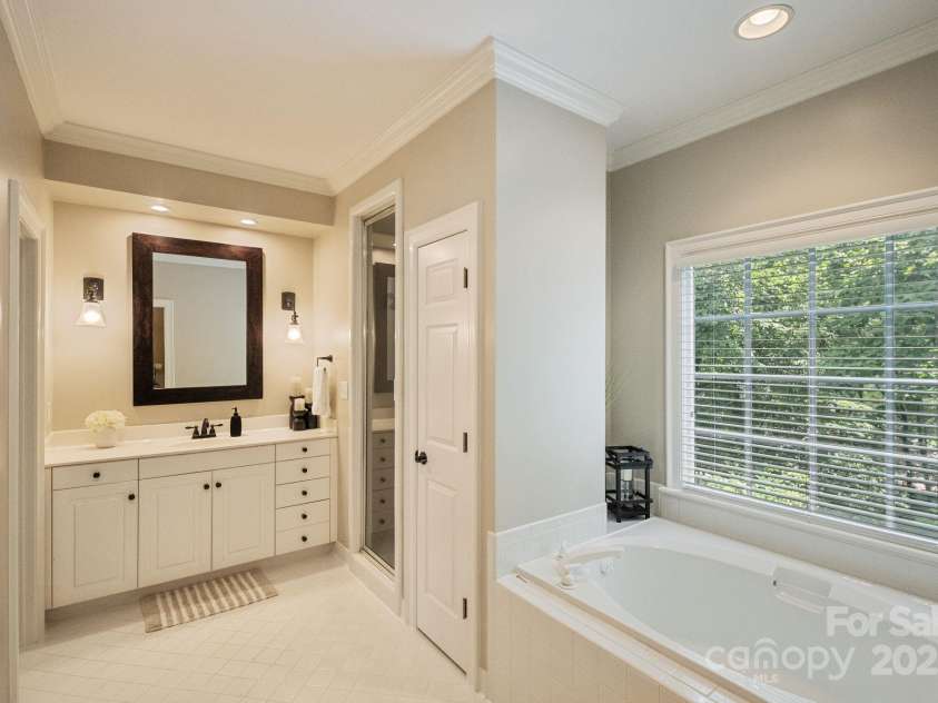3819 Gleneagles Road, Charlotte, NC 28210.  MLS# CAR4245080, YatesRealty ID 11468. Bathroom