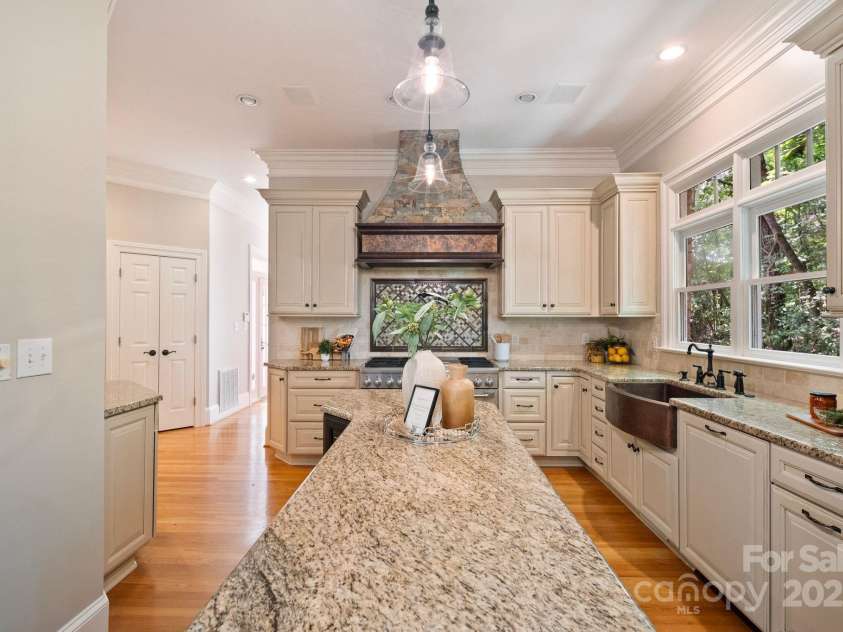 3819 Gleneagles Road, Charlotte, NC 28210.  MLS# CAR4245080, YatesRealty ID 11468. Kitchen