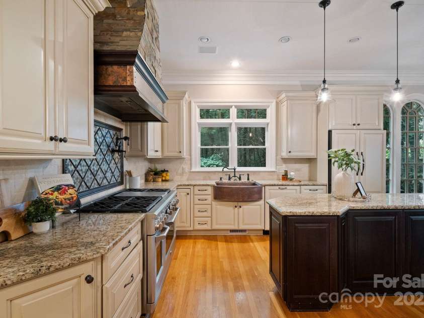 3819 Gleneagles Road, Charlotte, NC 28210.  MLS# CAR4245080, YatesRealty ID 11468. Kitchen
