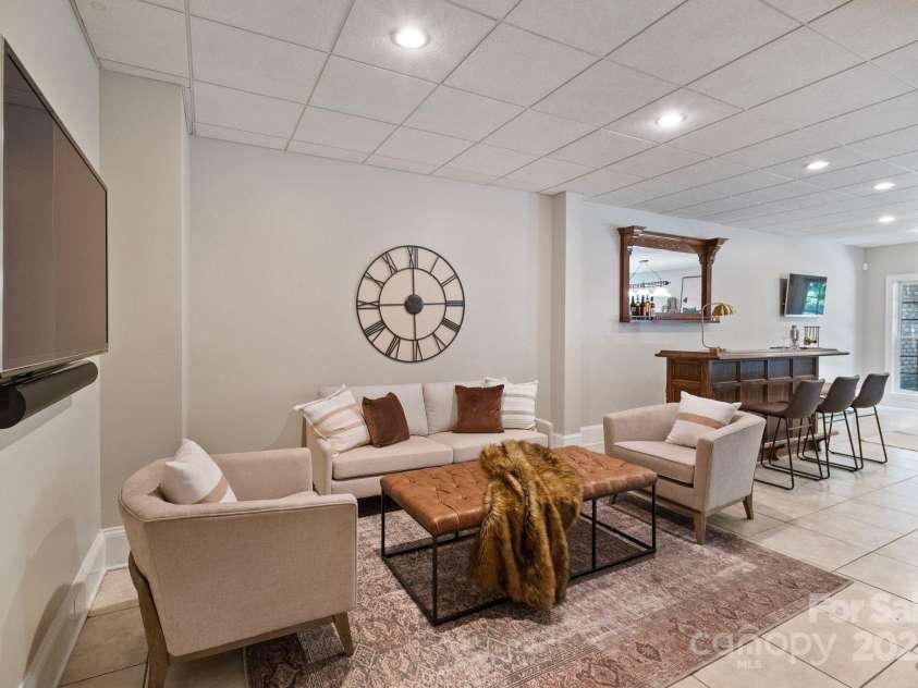 3819 Gleneagles Road, Charlotte, NC 28210.  MLS# CAR4245080, YatesRealty ID 11468. Lounge