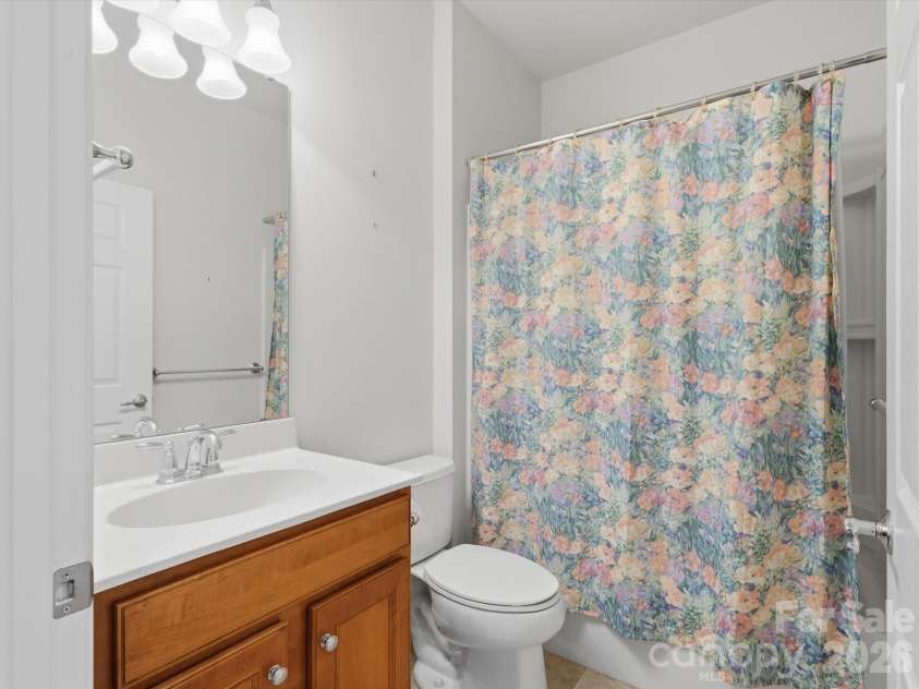 3918 Yosemite Way, Fort Mill, SC 29707.  MLS# CAR4363028, YatesRealty ID 11469. Hall bath with tiled floor