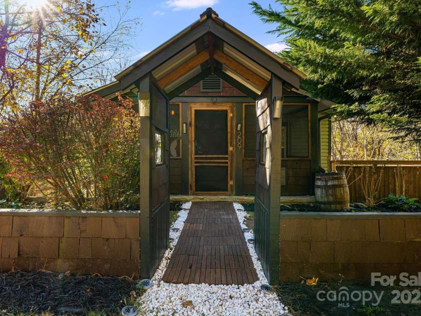 209 Glendale Avenue, Asheville, NC 28803.  MLS# CAR4317757, YatesRealty ID 1147. 
