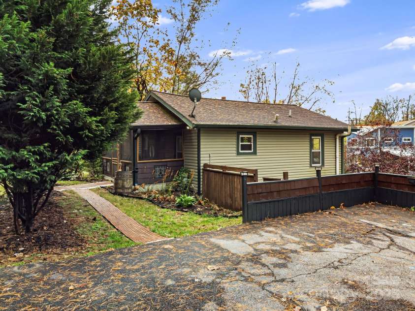 209 Glendale Avenue, Asheville, NC 28803.  MLS# CAR4317757, YatesRealty ID 1147. 