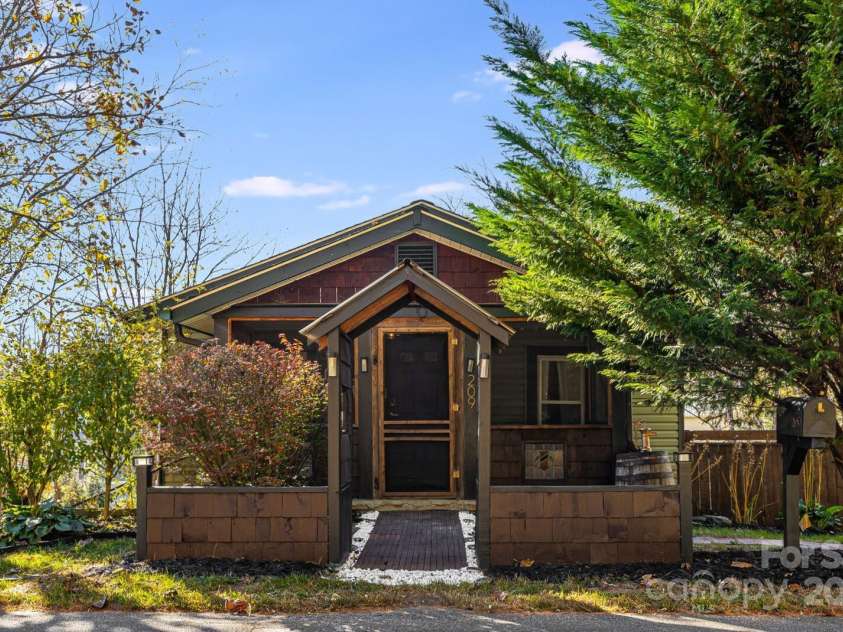 209 Glendale Avenue, Asheville, NC 28803.  MLS# CAR4317757, YatesRealty ID 1147. 