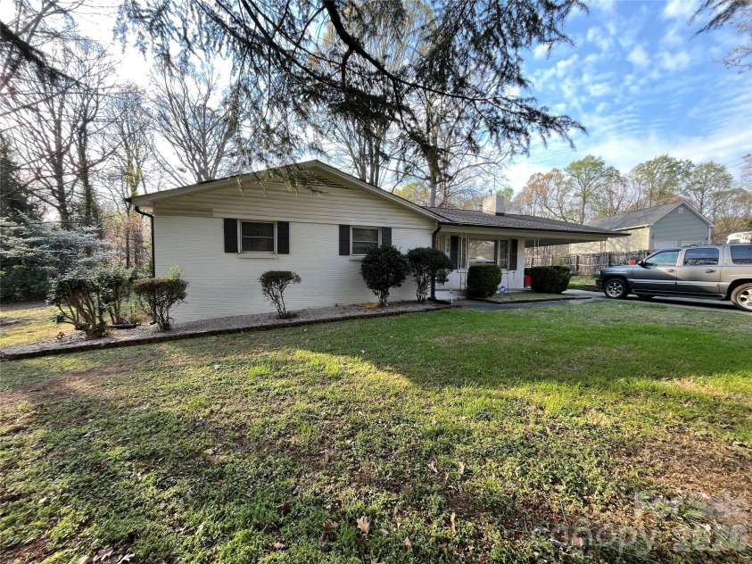 520 Carole Lane, Charlotte, NC 28214.  MLS# CAR4360769, YatesRealty ID 11470. 