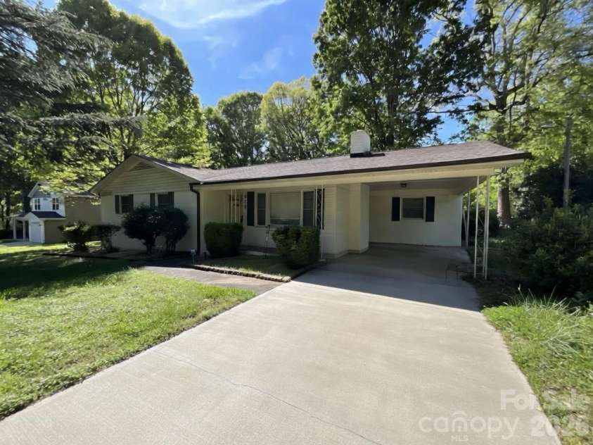 520 Carole Lane, Charlotte, NC 28214.  MLS# CAR4360769, YatesRealty ID 11470. 